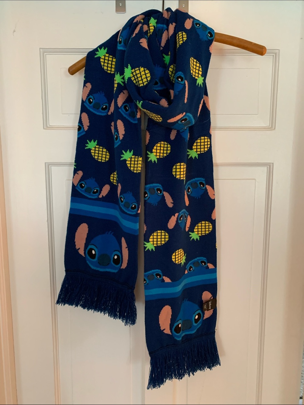 Disney Lilo & Stitch scarf
In gr8 shape 👏🏻
Approximately 8” w x 90” l